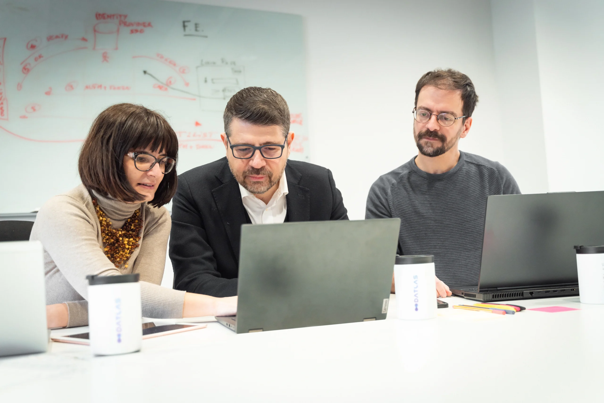 Tre persone che lavorano insieme al computerm
