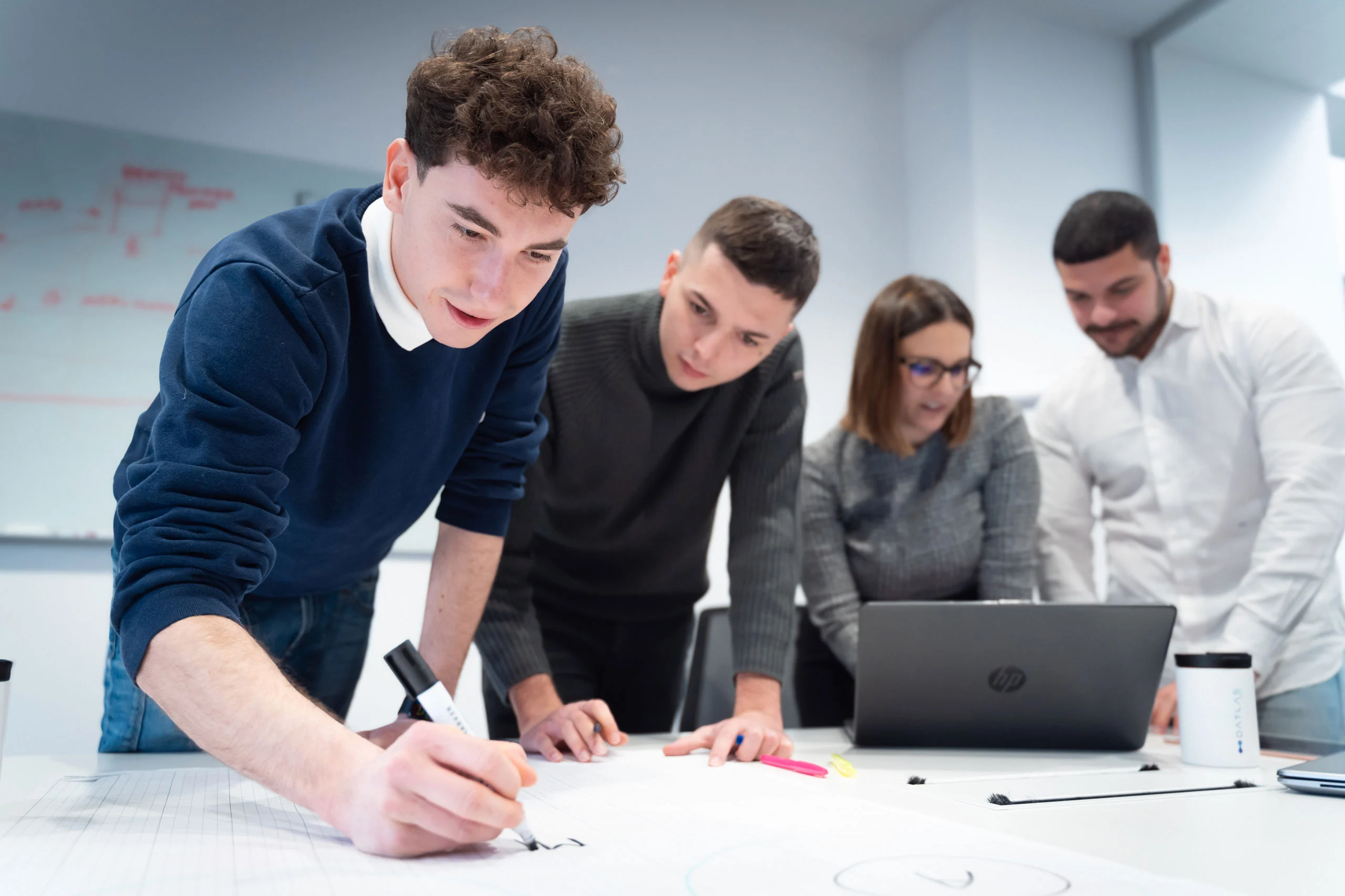 Collaborazione tra colleghi in ufficio - Datlas