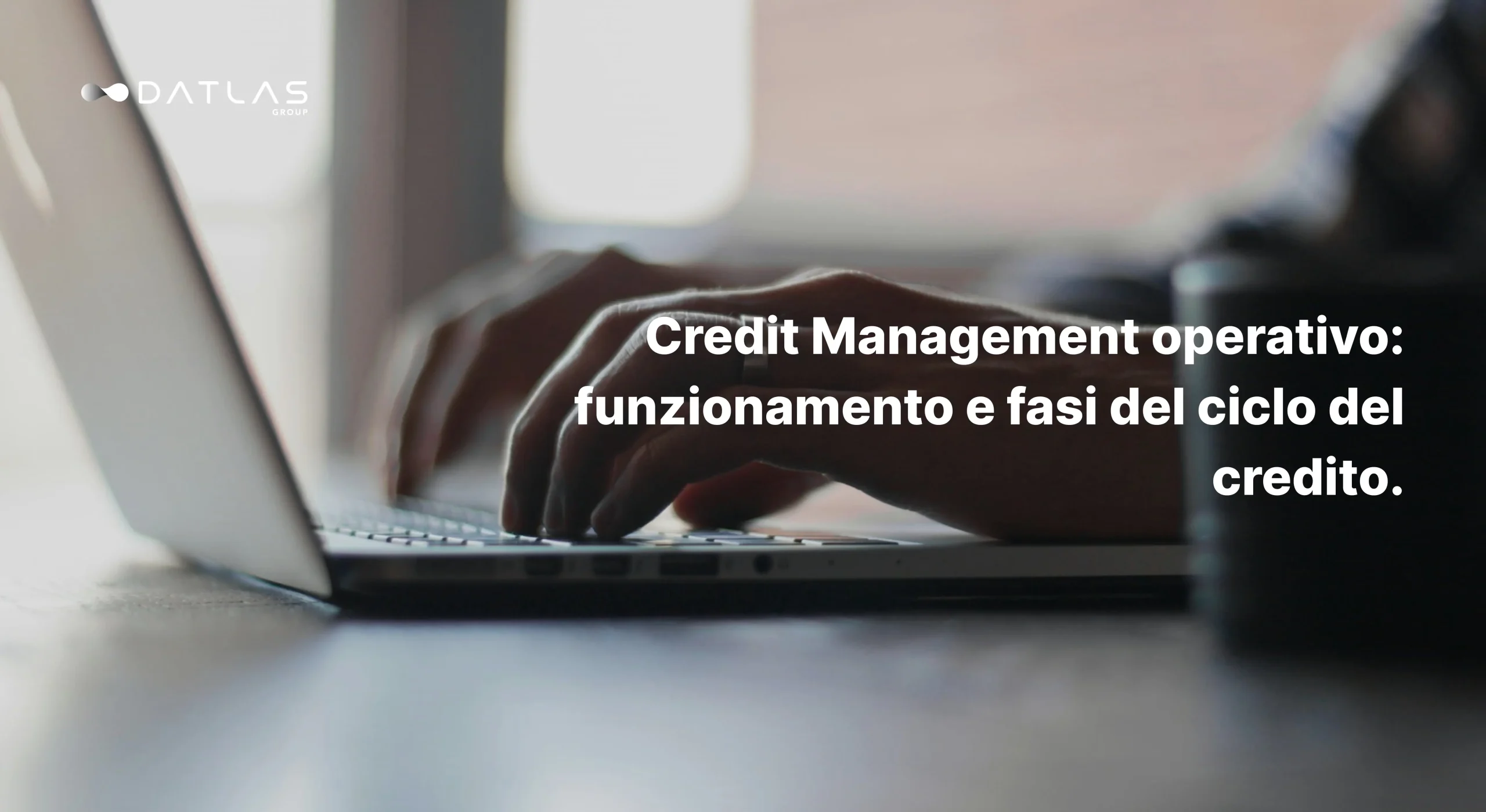 Persona che scrive al PC - Credit Management - Datlas Group